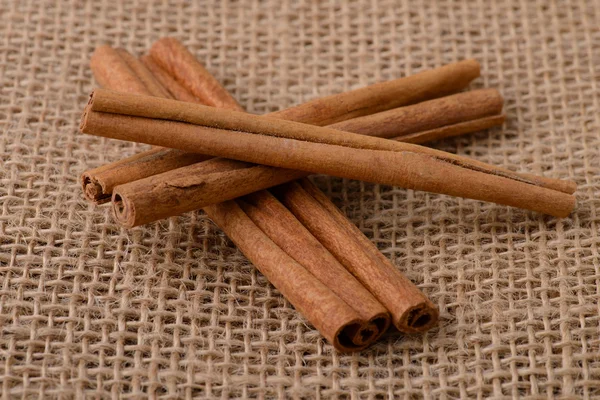 çuval bezi üzerine tarçın