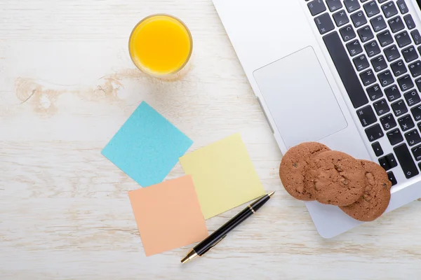 Tanımlama bilgilerini içeren bir tablo üstünde laptop