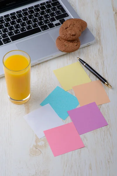 Laptop with glass of juice, sticky note paper with cookies on ol — Stock Photo, Image