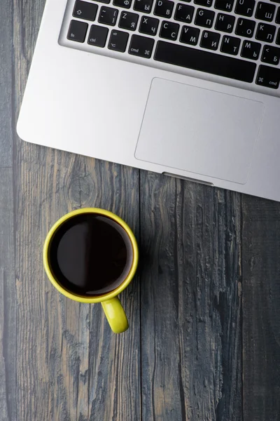 Laptop with coffee on wooden table — Stock Photo, Image