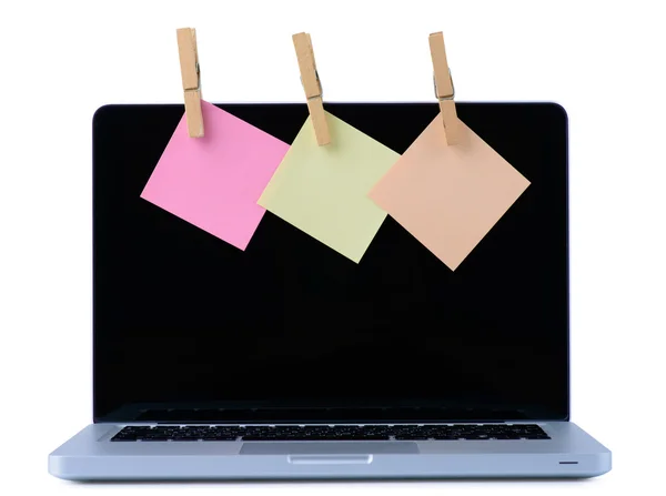 Boş etiketleri üzerinde beyaz izole olan dizüstü bilgisayar