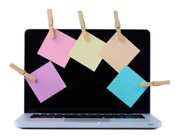 Boş etiketleri üzerinde beyaz izole olan dizüstü bilgisayar