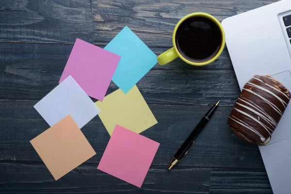 Laptop with coffee, pen and notes on the wooden table — Stock Photo, Image