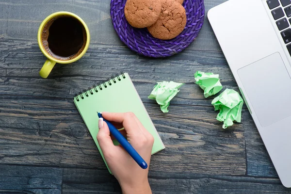 Cuaderno con notas de café y galletas en la mesa de madera — Foto de Stock
