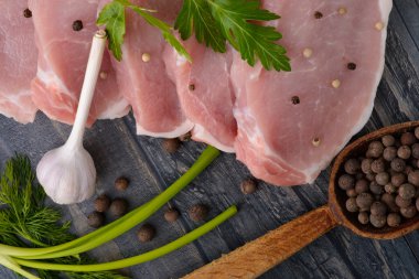 Çiğ et biftek baharat ve sarımsak ile ahşap tahta üzerinde