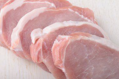 çiğ et biftek ahşap tahta üzerinde