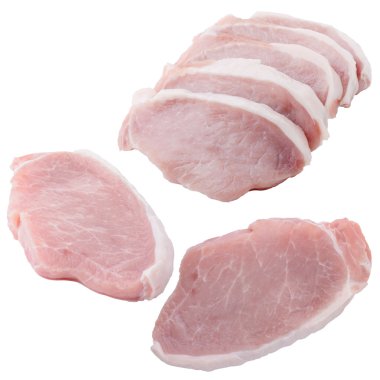 Beyaz arkaplanda izole edilmiş çiğ et