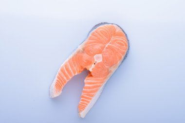 Beyaz arka planda çiğ somon