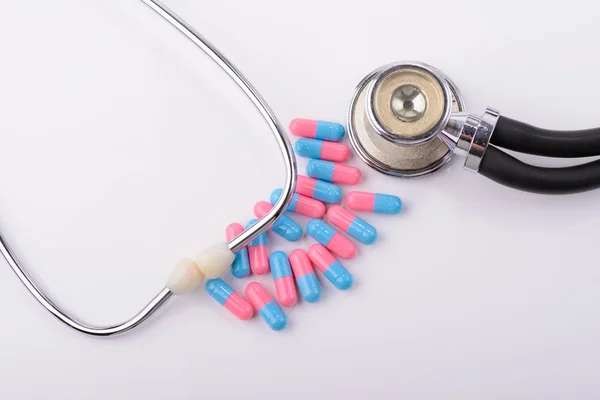 Colored capsules and stethoscope — Stock Photo, Image