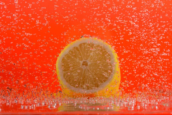 Limonlu su kabarcıkları ile. 