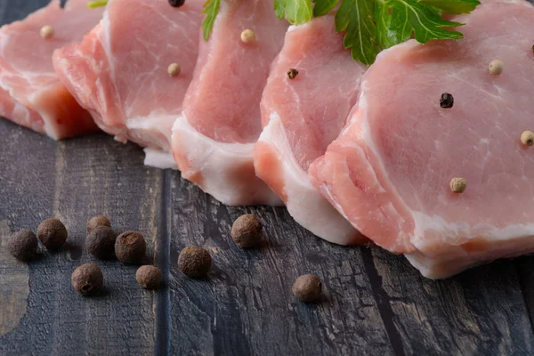 çiğ et biftek biber ile ahşap tahta üzerinde