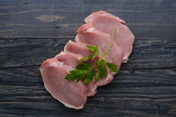 Çiğ et biftek maydanoz ile ahşap tahta üzerinde