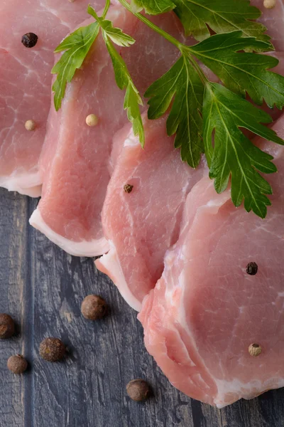 Syrové maso steak na dřevěné desce s pepřem — Stock fotografie