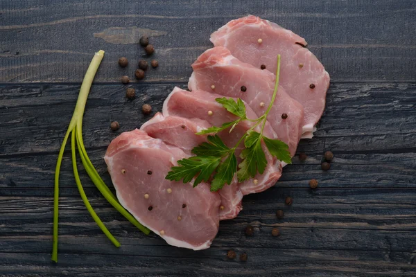 Çiğ et biftek baharatlar ile ahşap tahta üzerinde — Stok fotoğraf