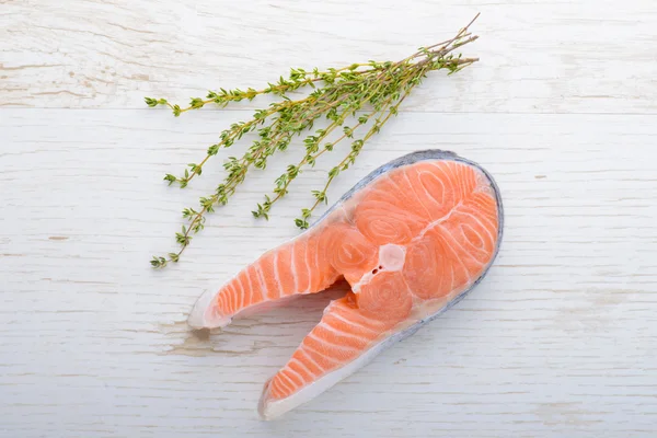 Verse zalm met verse tijm op een wit bord — Stockfoto