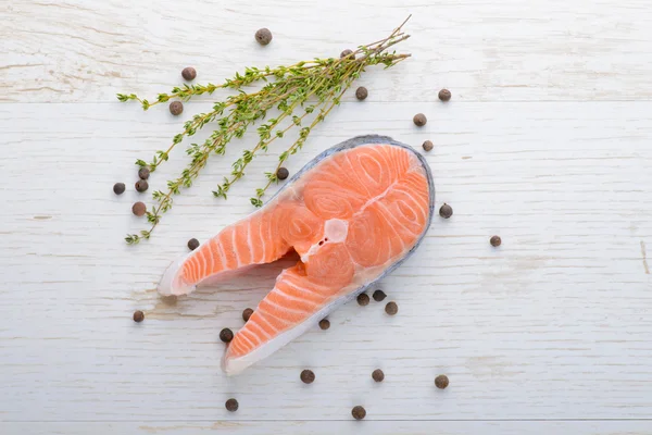 Verse zalm met peper en tijm — Stockfoto