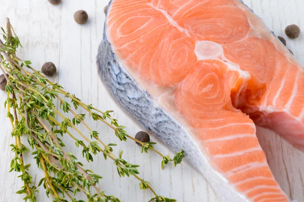 Verse zalm met peper en tijm — Stockfoto