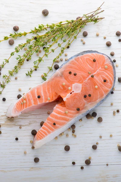 Verse zalm met peper en tijm — Stockfoto