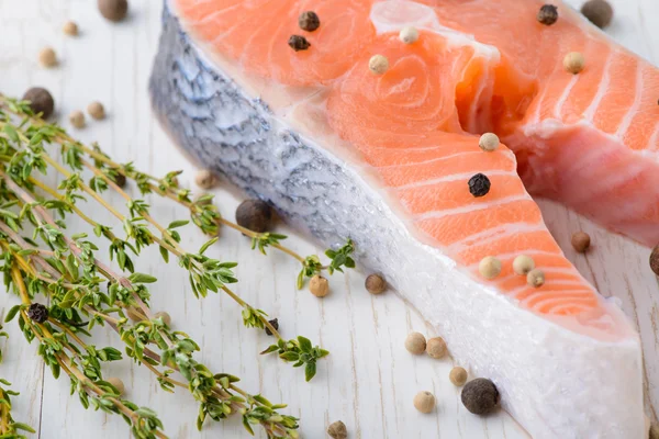 Salmão fresco com pimenta e tomilho . — Fotografia de Stock