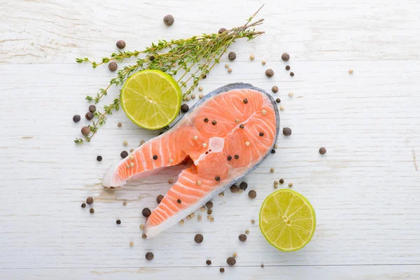 Salmone fresco con pepe, timo e lime . — Foto Stock