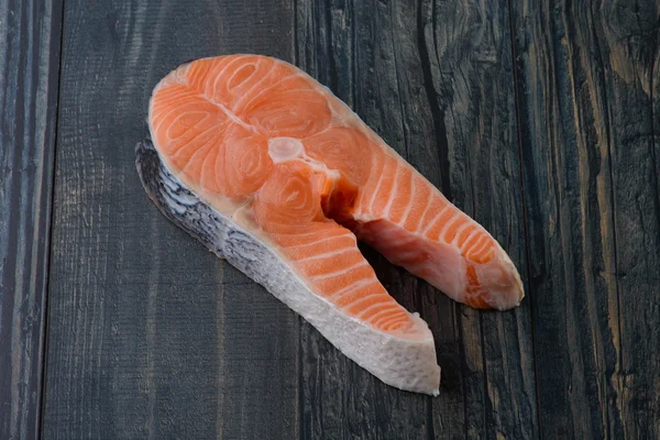 Salmão cru em uma tábua de madeira — Fotografia de Stock