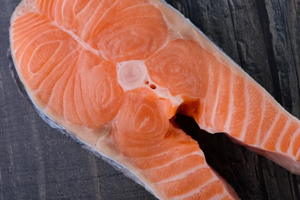 Syrového lososa na dřevěné desce. closeup — Stock fotografie