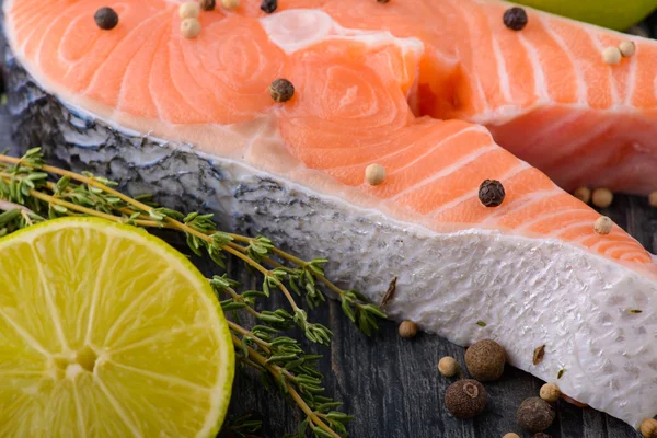Raw salmon with thyme, pepper and lime — Stock Photo, Image