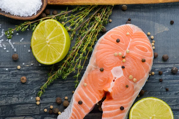 baharat ve kireç ile Çiğ somon