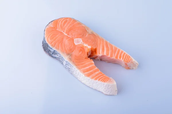 Beyaz arka planda çiğ somon