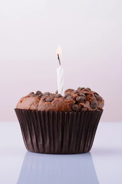 Beyaz bir arka plan üzerine de mum ile çikolatalı kek