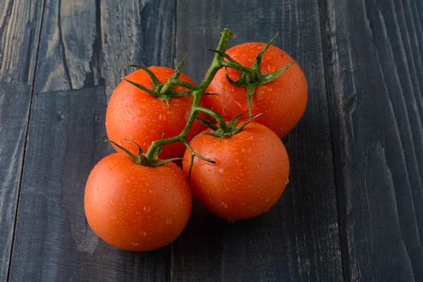 Tomate fresco em uma mesa de madeira — Fotografia de Stock