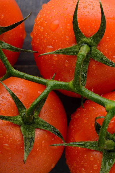 Tomate fraîche sur table en bois close up — Photo