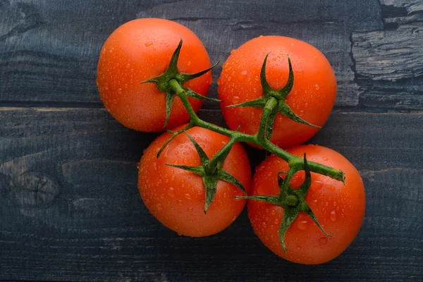 Tomat segar di atas meja kayu — Stok Foto