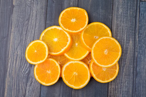 ahşap masa portakal dilimleri 