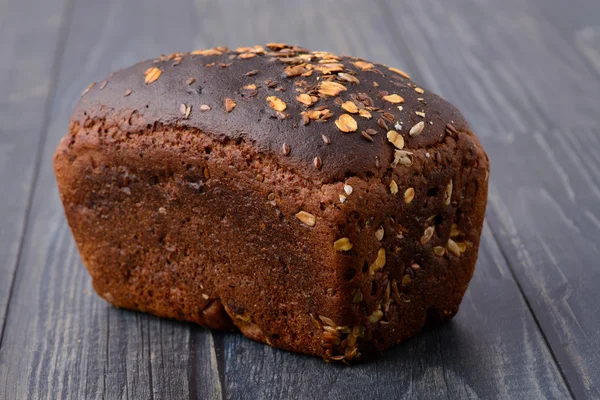 Rogge brood op een houten achtergrond — Stockfoto