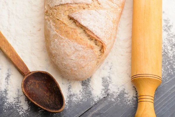 Pain de farine et cuillère à pain, rouleau à pâtisserie — Photo