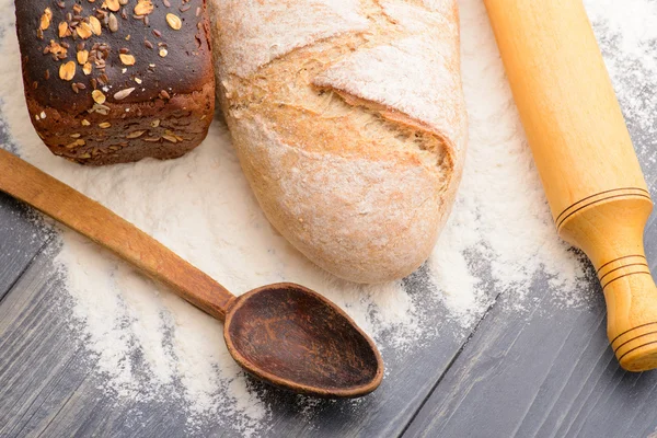 Bröd på bordet med mjöl — Stockfoto