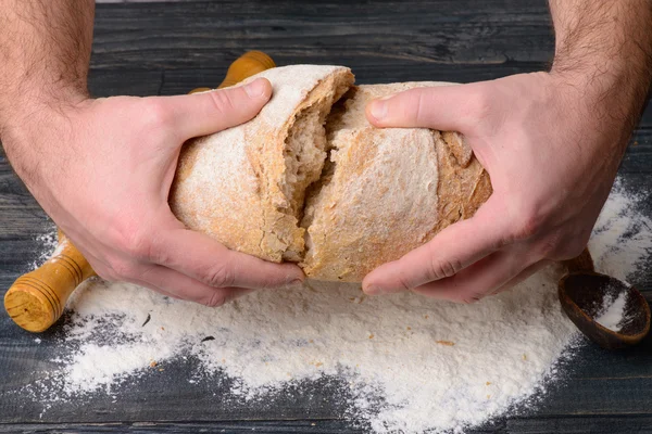 Brood in mannelijke handen — Stockfoto