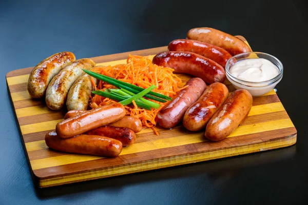 bir ahşap tahta üzerinde ızgara sosis