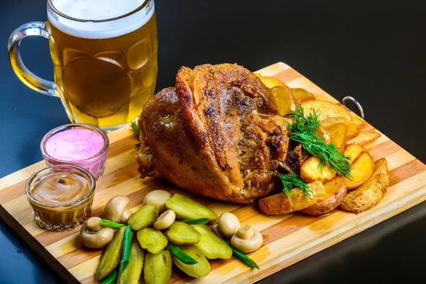 Bira ile kavrulmuş domuz şaft