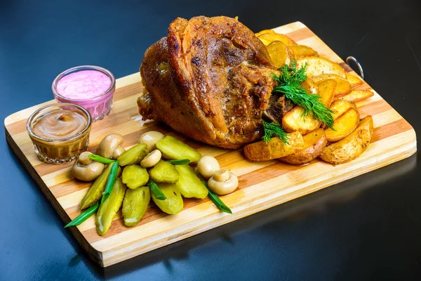 kavrulmuş domuz şaftlı patates ile 