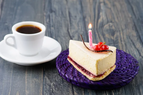 蜡烛在桌上的咖啡蛋糕 图库图片