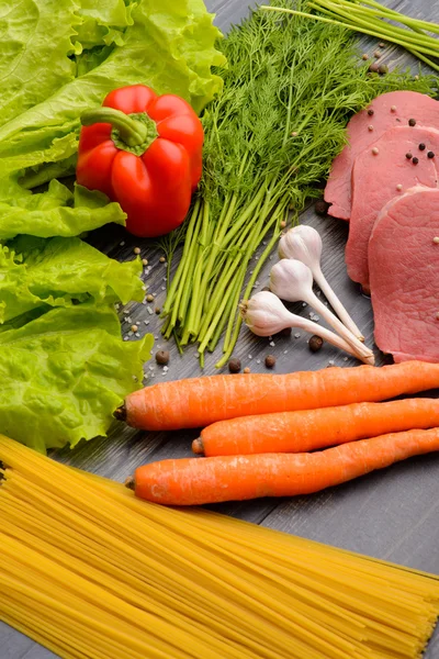 原料肉与蔬菜和意粉 免版税图库图片