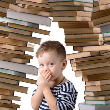 bir kitap yığını olan küçük çocuk 