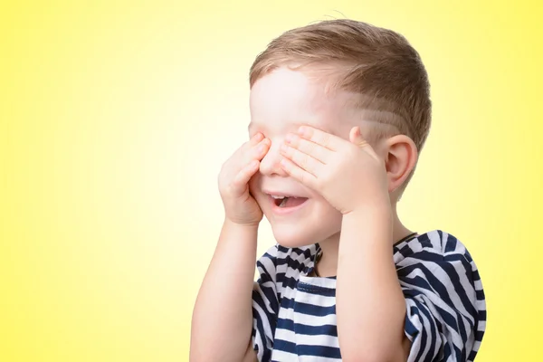 Malý chlapec zavřel oči rukama — Stock fotografie