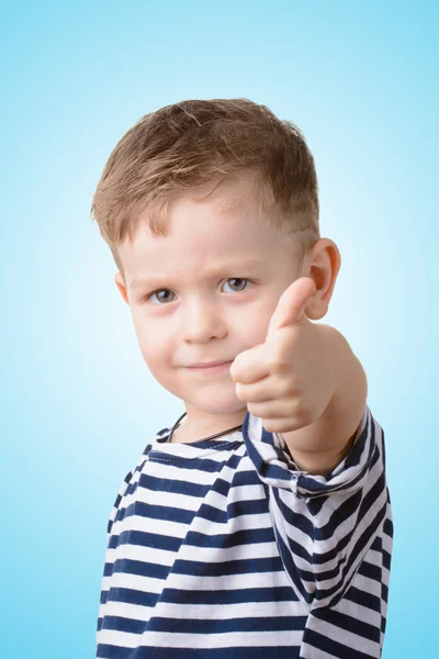 parmağını mavi bir arka plan üzerinde olan küçük çocuk