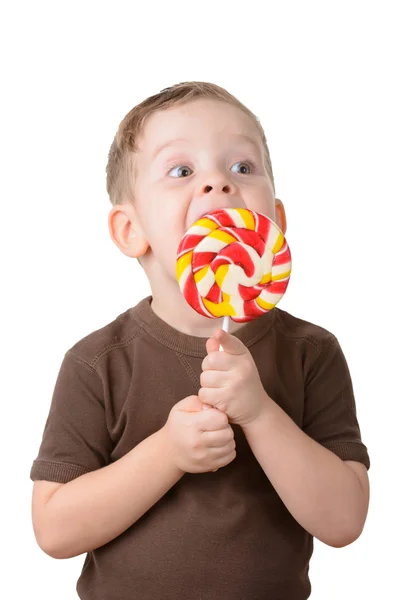 Küçük çocuk bir çubuğa şeker yemek 