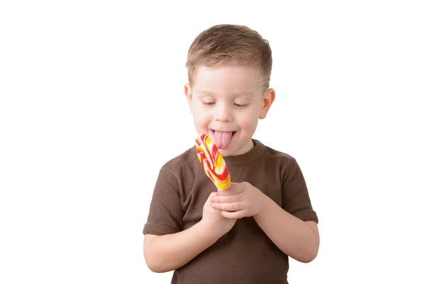 Мальчик с конфетами на палочке — стоковое фото