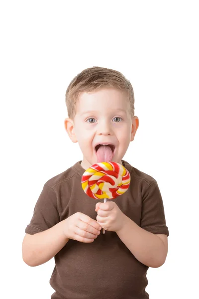 Pequeño chico lamiendo una piruleta — Foto de Stock