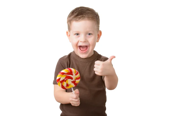 küçük çocuk parmağını gösterir ve gülümseyen